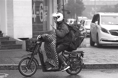 沒有保障，工作量增加，收入不升反降，不少快遞員改行。