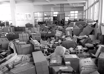 去年夏天，寧波北侖一個快遞網點因為承包商變動，快遞積壓成山。