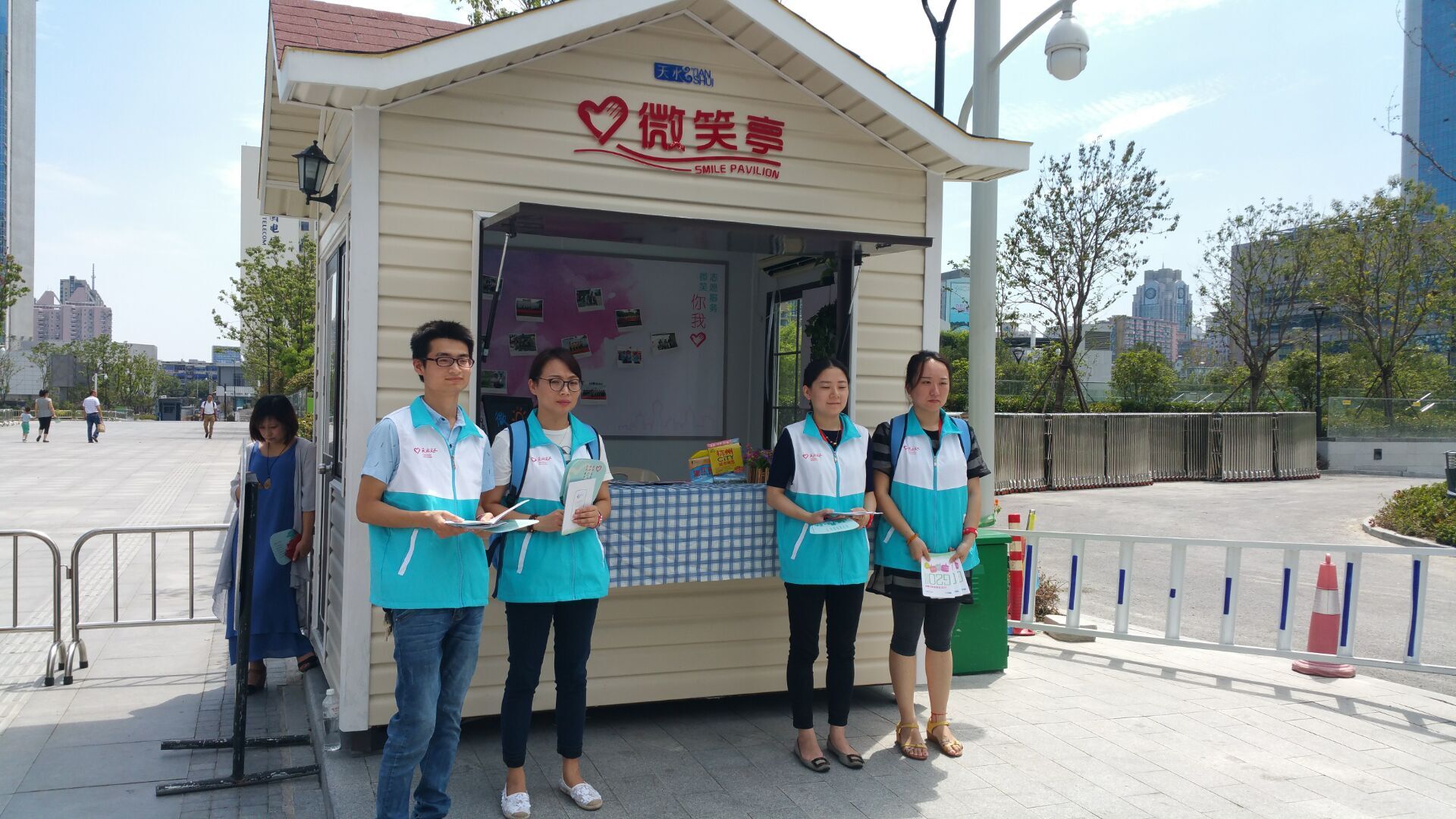 天水黨員志愿者微笑亭服務.jpg