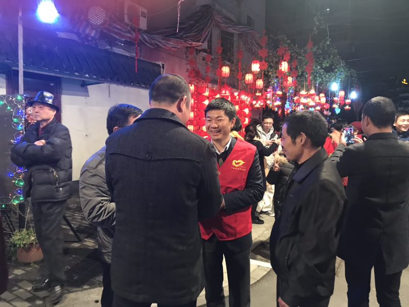 3、2018年2月28日，區委辦主任周國江在元宵佳節來臨之際帶領機關黨員干部參與結對燈芯巷社區開展平安巡防等志愿服務活動。.jpg