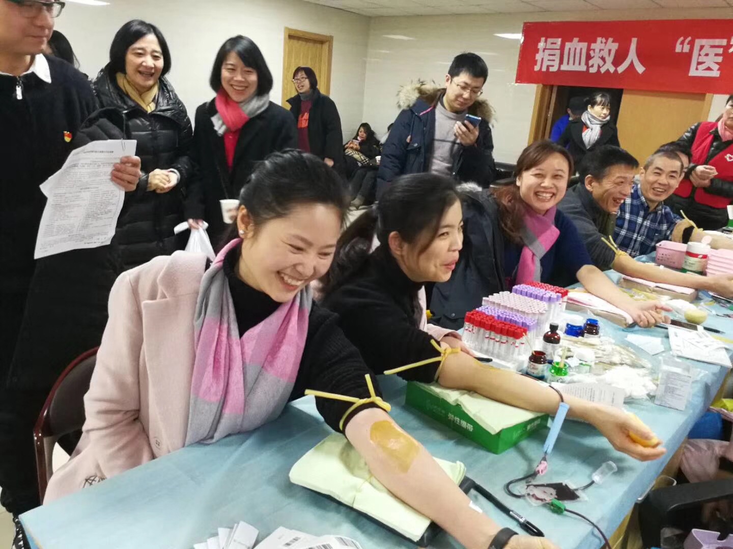 黨員參加義務(wù)獻(xiàn)血.JPG