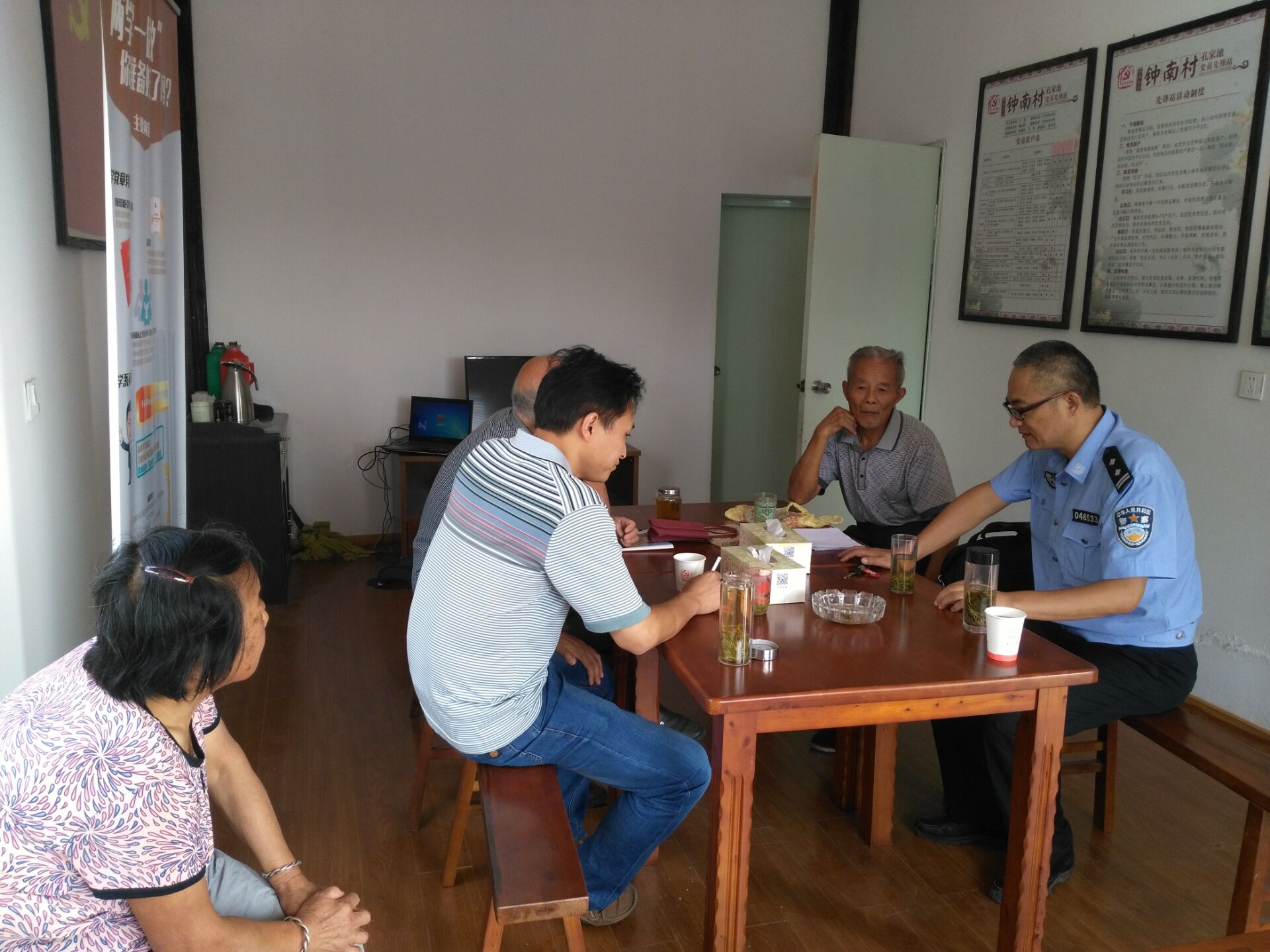 17“三官一師”每月25日定期在先鋒站接待群眾來訪.jpg