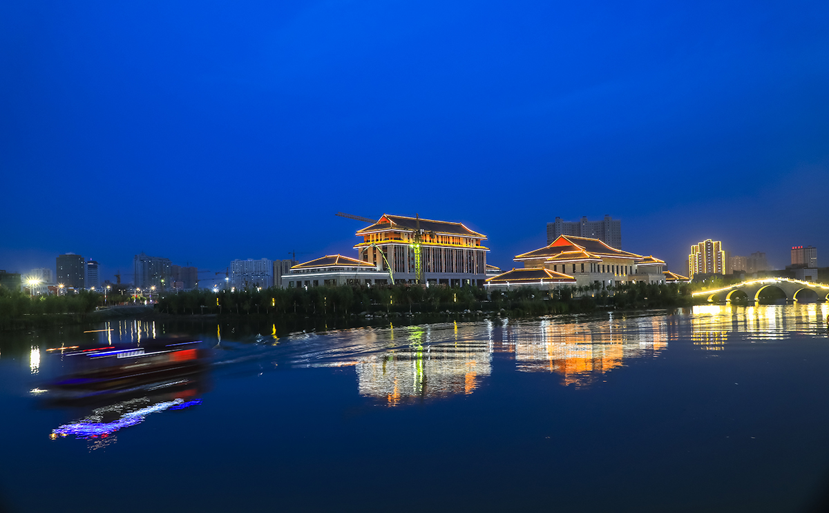 8-02  多浪公園由杭州市參與援建，今是阿克蘇市區最大的一個集旅游、娛樂、飲食、觀賞為一體的綜合性風景區。.JPG