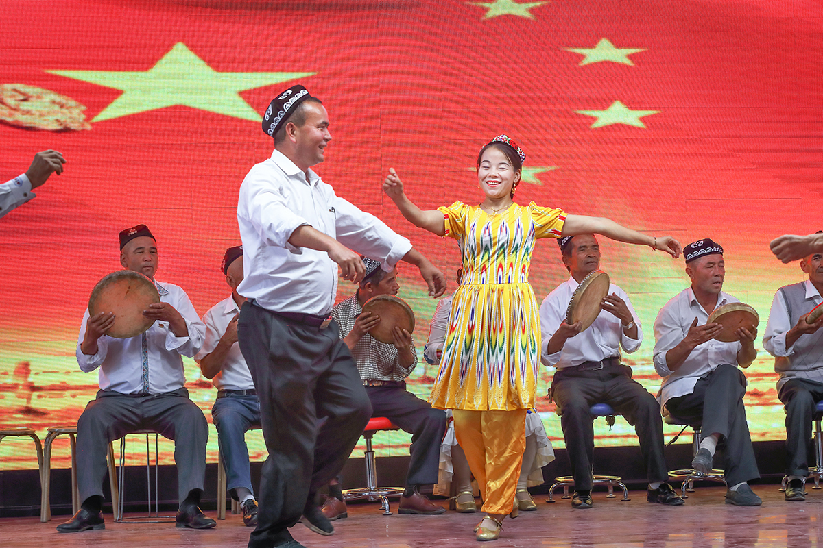 7-07  2017年古爾邦節(jié)期間，在溫州援建的拜城縣賽里木鎮(zhèn)文化大禮堂，當?shù)厝罕娬谶M行民族特色文藝節(jié)目匯演.jpg