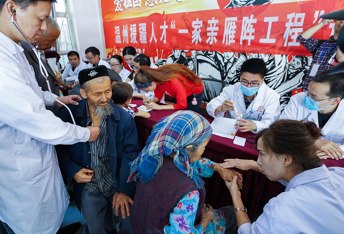 溫州援疆醫(yī)生來到拜城縣布隆鄉(xiāng)阿克墩村送醫(yī)下鄉(xiāng).JPG