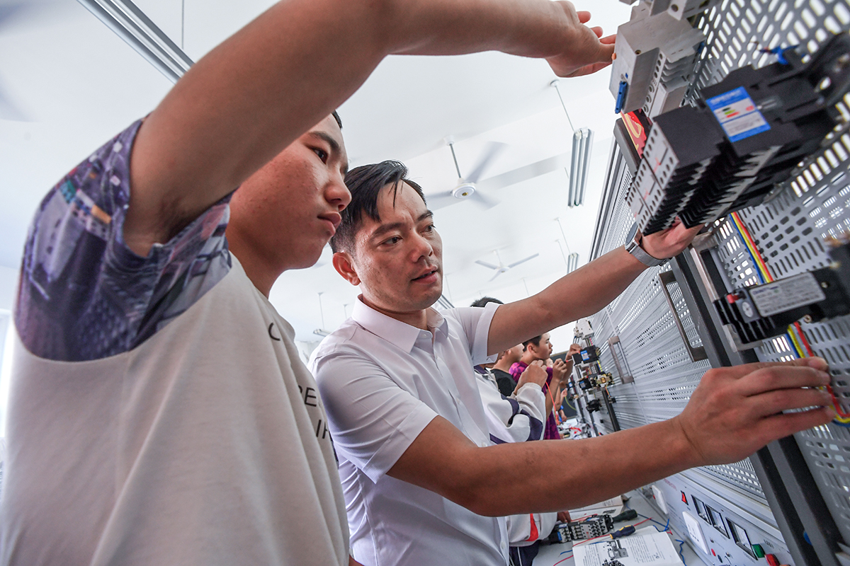 6-16  在一師阿拉爾職業技術學校對口支援的臺州援疆教師王永江正指導學生實踐操作。.JPG