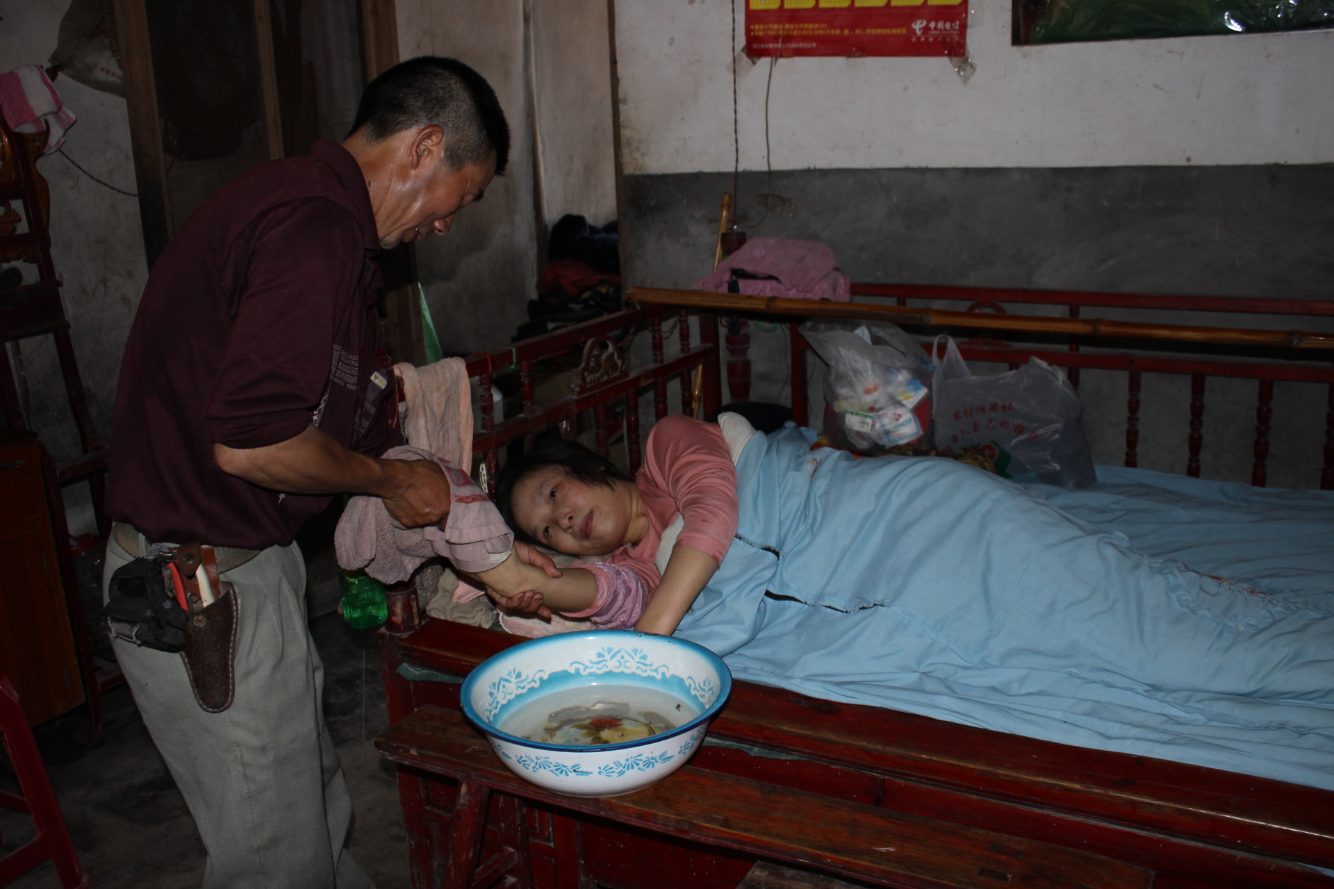 麻步升悉心照料，仔細為妻子擦洗 (2).JPG