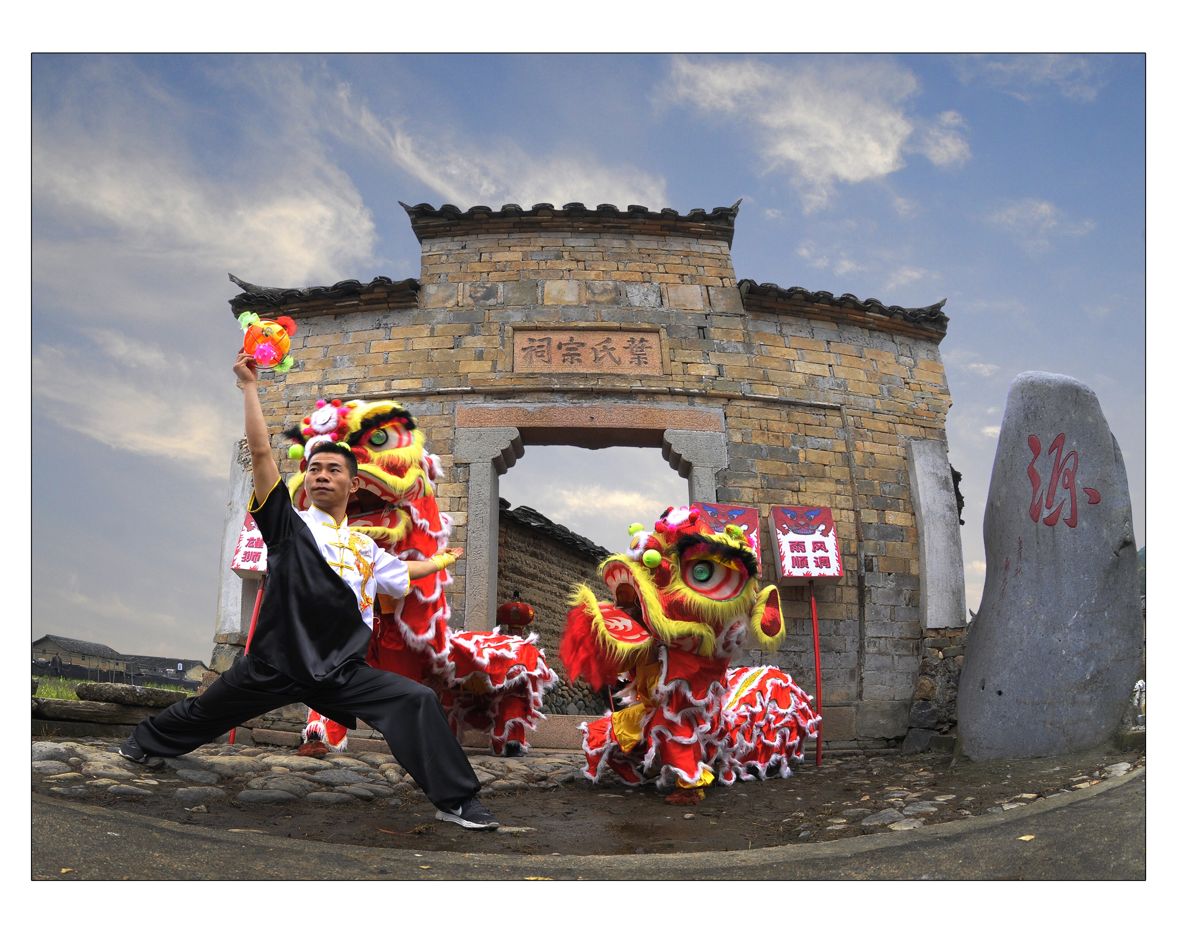 3 圖為葉氏后人在葉氏宗祠門口開展文化傳承表演.jpg