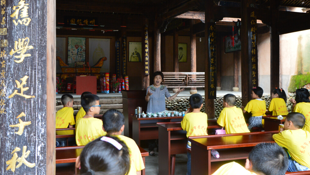 4 圖為在葉氏宗祠開展的“國學(xué)經(jīng)典講座走進(jìn)葉氏故里”活動.jpg