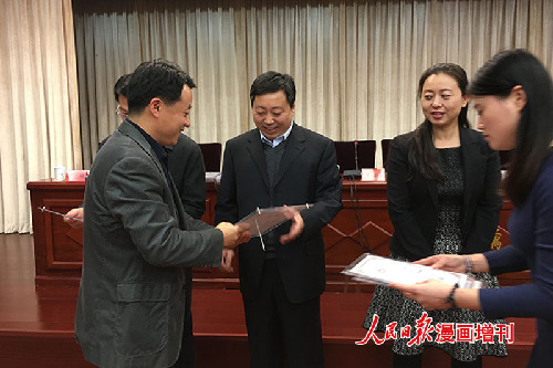  團中央書記處書記傅振邦（左一）為評審頒獎