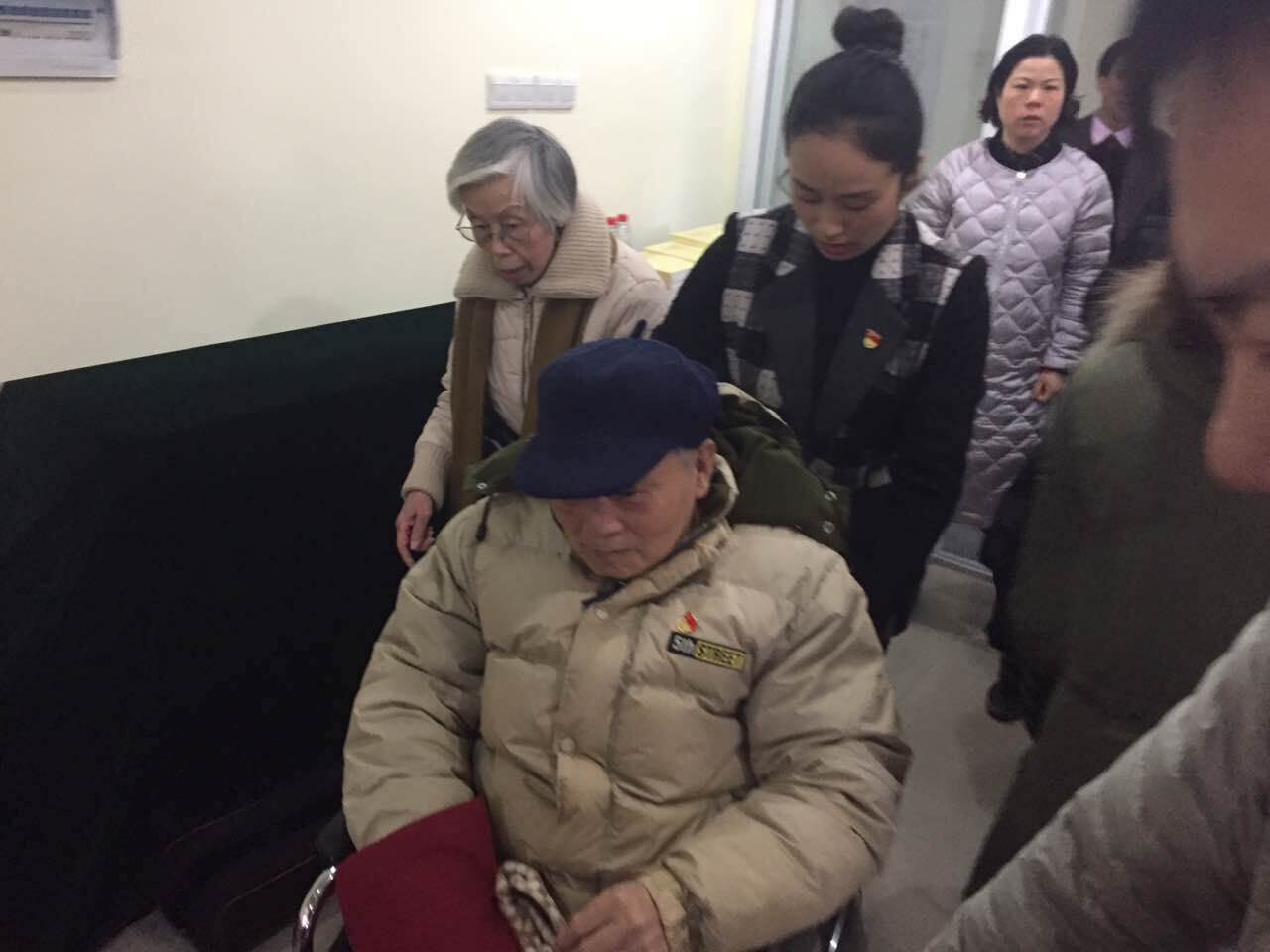 繁景社區(qū)80歲的老黨員余少峰.jpg