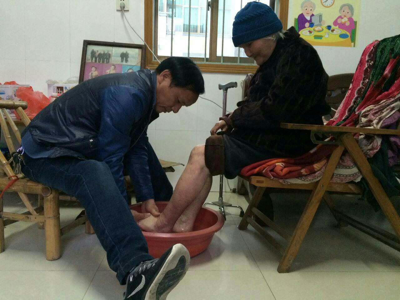 為老母親洗腳.jpg