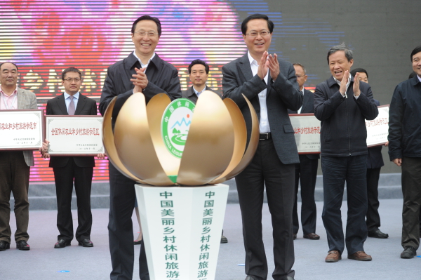農(nóng)業(yè)部部長韓長賦，省委副書記、省長車俊啟動“中國美麗鄉(xiāng)村休閑旅游行”活動。  記者 吳元峰攝.jpg