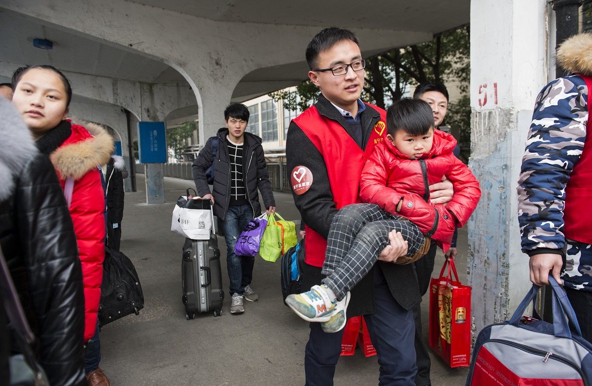 海寧大學(xué)生志愿者在春運(yùn)期間開(kāi)展暖冬行動(dòng)。來(lái)源：團(tuán)市委.JPG