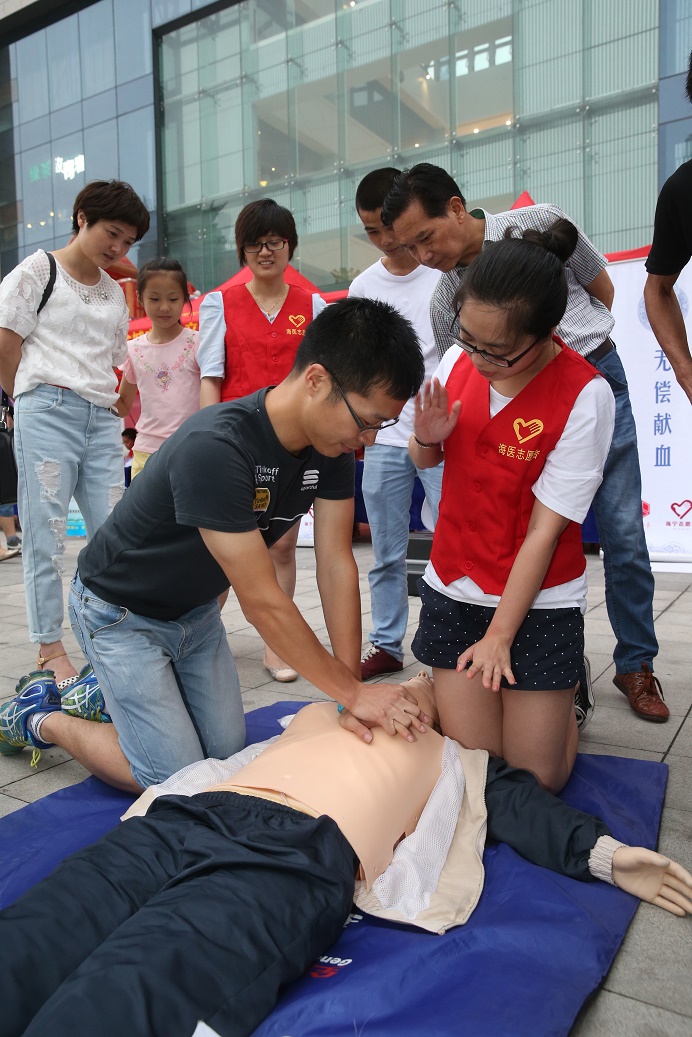 海寧黨員服務(wù)日普及應(yīng)急救護(hù)知識(shí)。來(lái)源：團(tuán)市委.JPG
