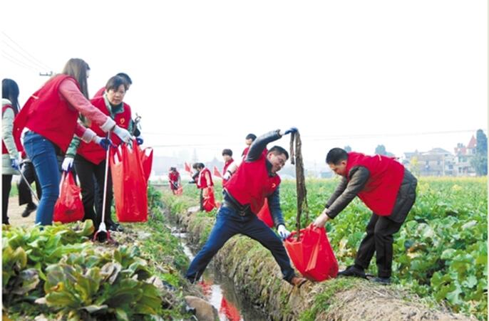 壽昌鎮，清理溝渠的志愿者在行動。寧文武 攝.jpg