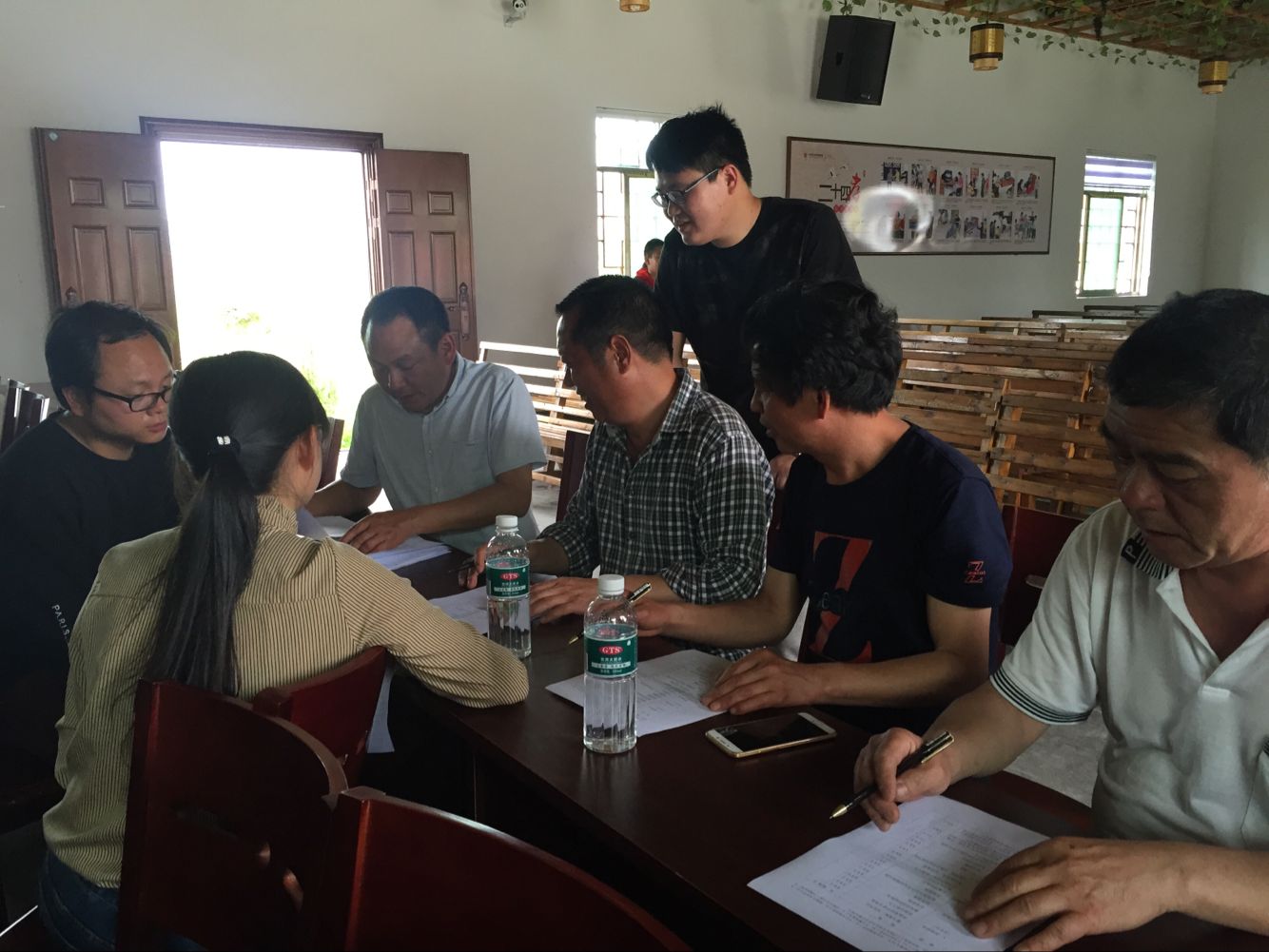 理事會(huì)成員商議靈下村文化禮堂建設(shè)分工事宜.png